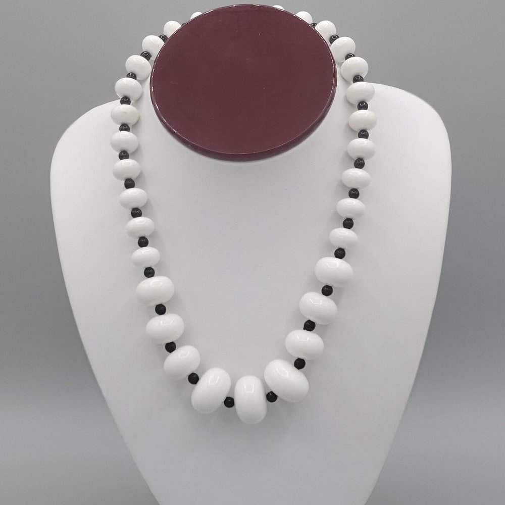 Black White Beaded Graduated Fashion Jewelry Necklace Spring Ring Closure 16 in